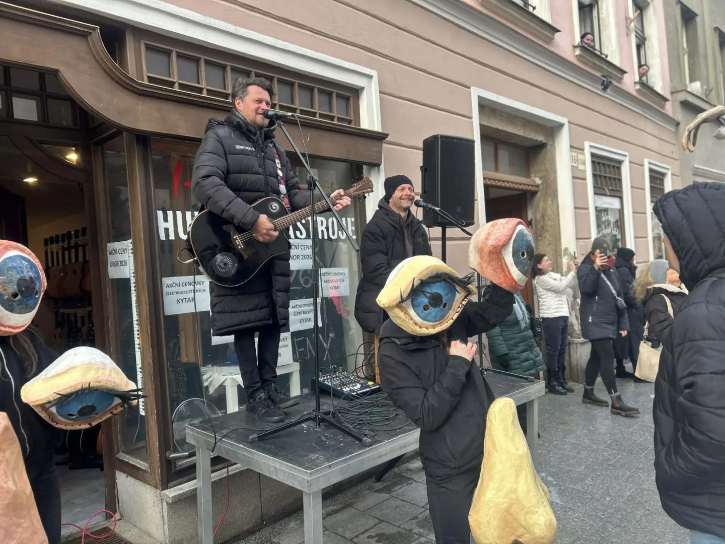 FOTO + VIDEO: Jihlavské ulice žijí Masopustním průvodem, zapojily se desítky masek