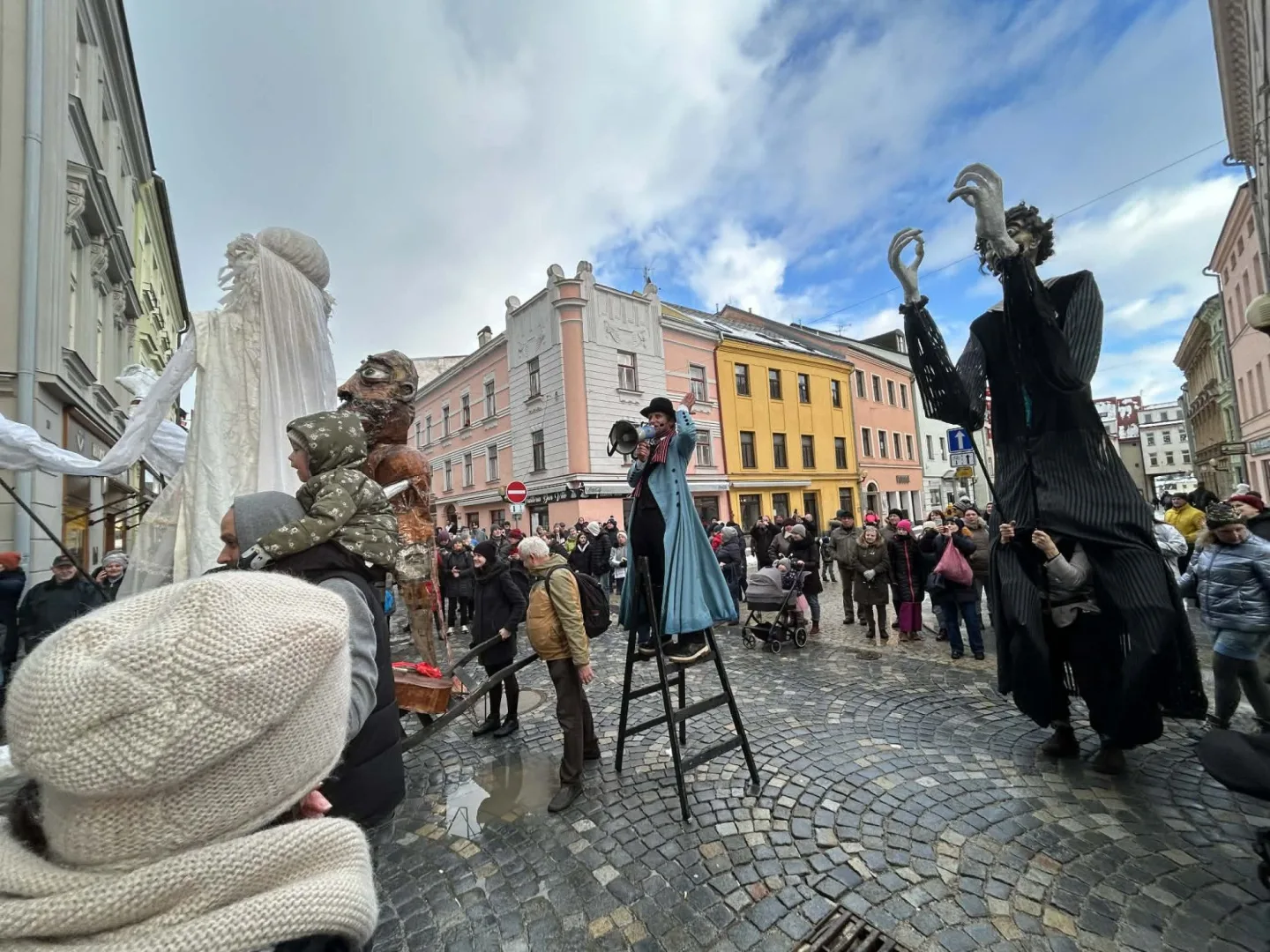 FOTO + VIDEO: Jihlavské ulice žijí Masopustním průvodem, zapojily se desítky masek