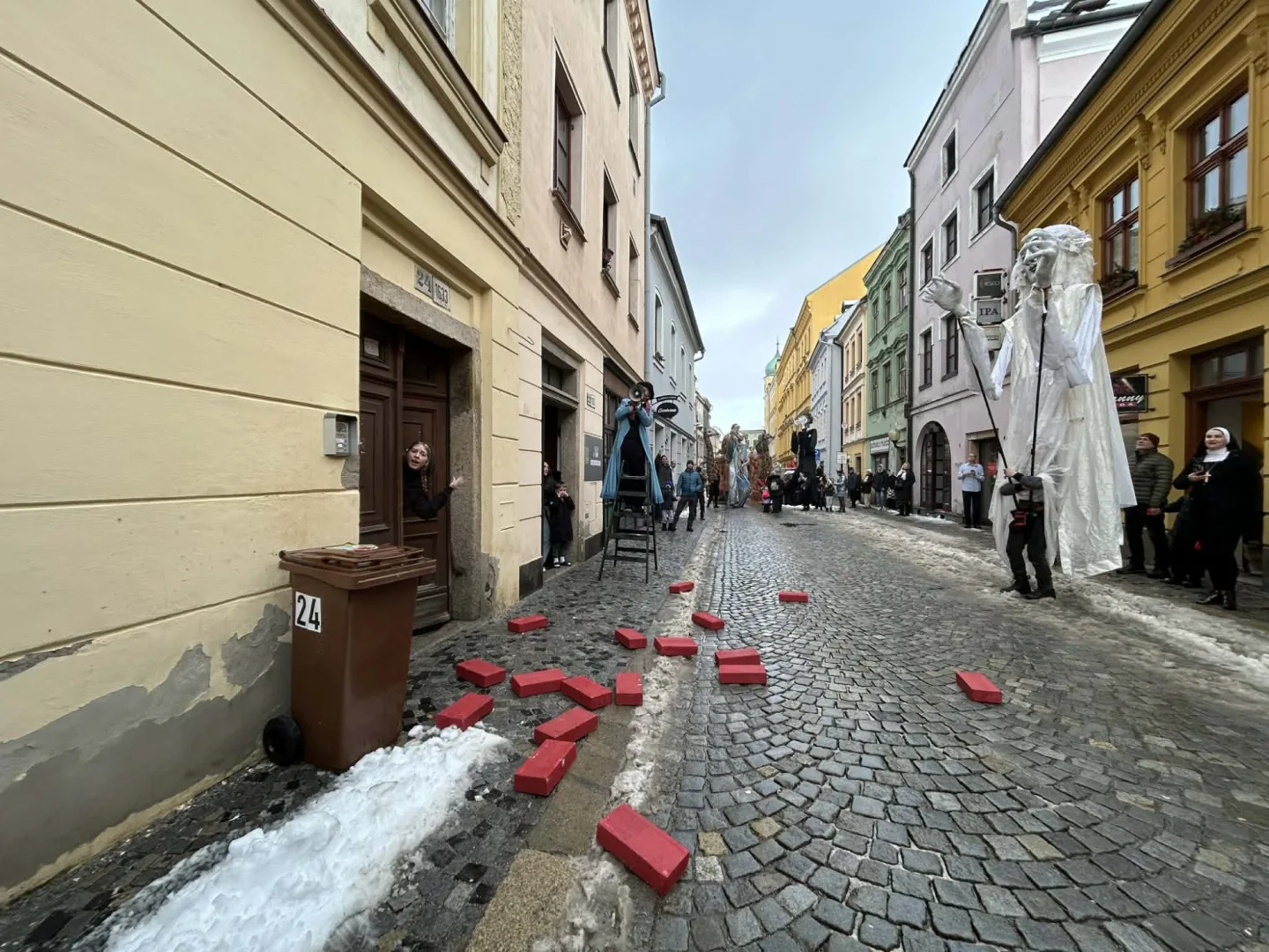 FOTO + VIDEO: Jihlavské ulice žijí Masopustním průvodem, zapojily se desítky masek