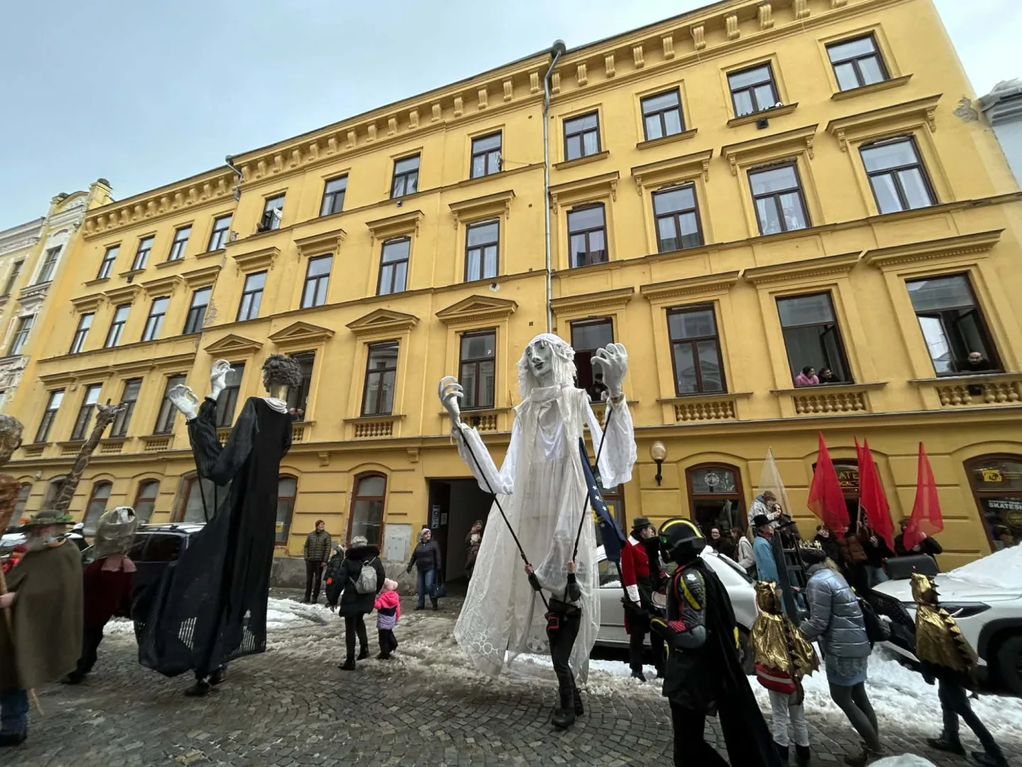 FOTO + VIDEO: Jihlavské ulice žijí Masopustním průvodem, zapojily se desítky masek