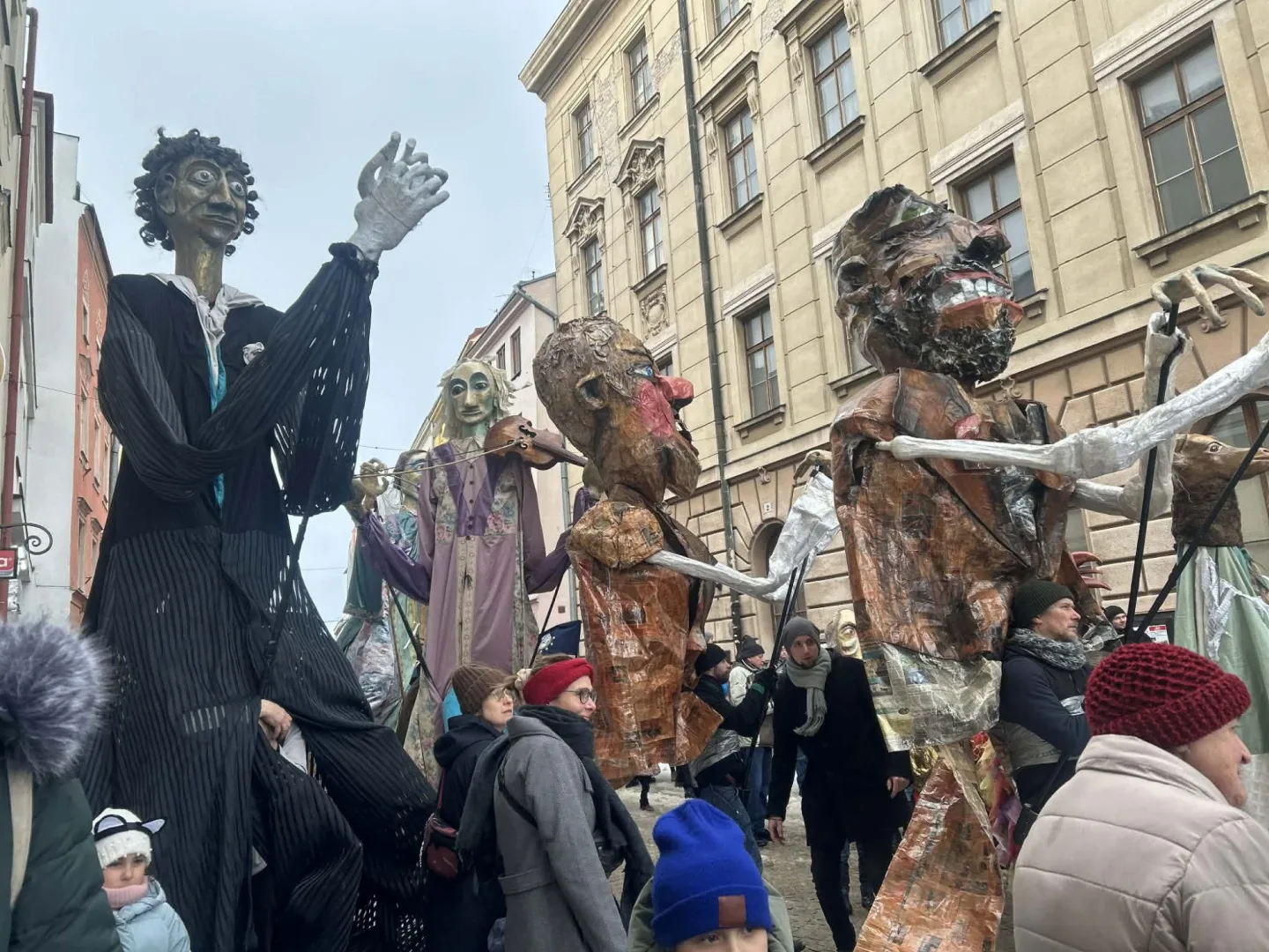 FOTO + VIDEO: Jihlavské ulice žijí Masopustním průvodem, zapojily se desítky masek