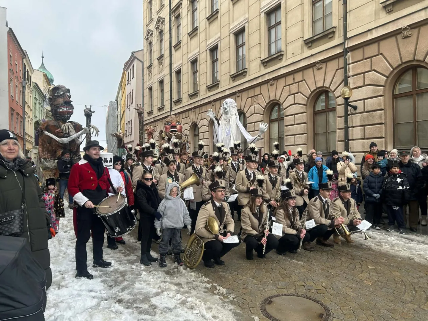 FOTO + VIDEO: Jihlavské ulice žijí Masopustním průvodem, zapojily se desítky masek
