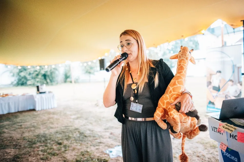 „Holčičky mi pomáhají růst – v tom smyslu, že vidím díky nim, kde na sobě ještě potřebuju pracovat.“ Kromě advokacie a mediace je Miroslava i máma. Foto: Lukáš Kenji Vrábel