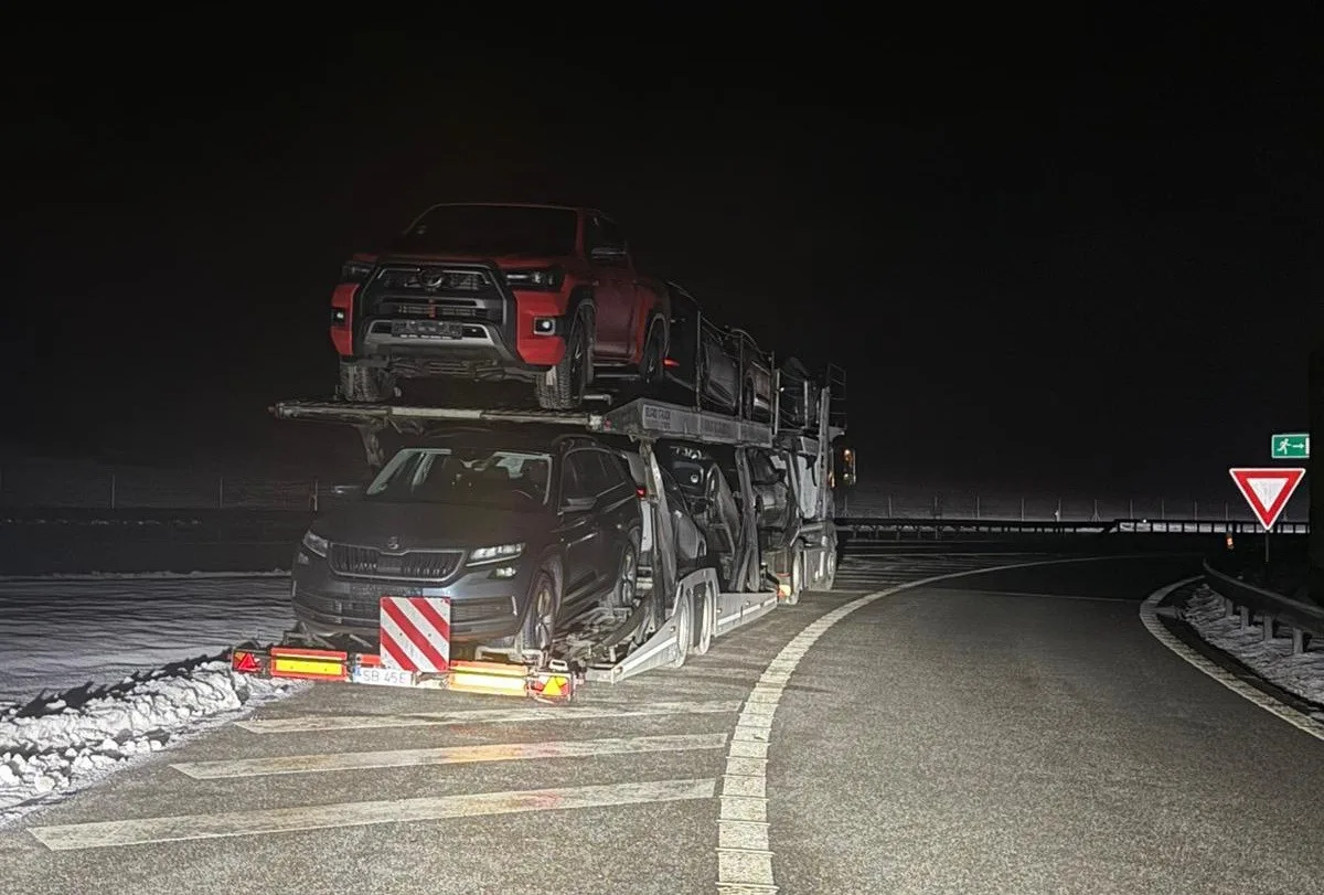 Dálniční policisté opět kontrolovali parkování kamionů na D1, rozdávali pokuty. Foto: Se svolením Policie ČR