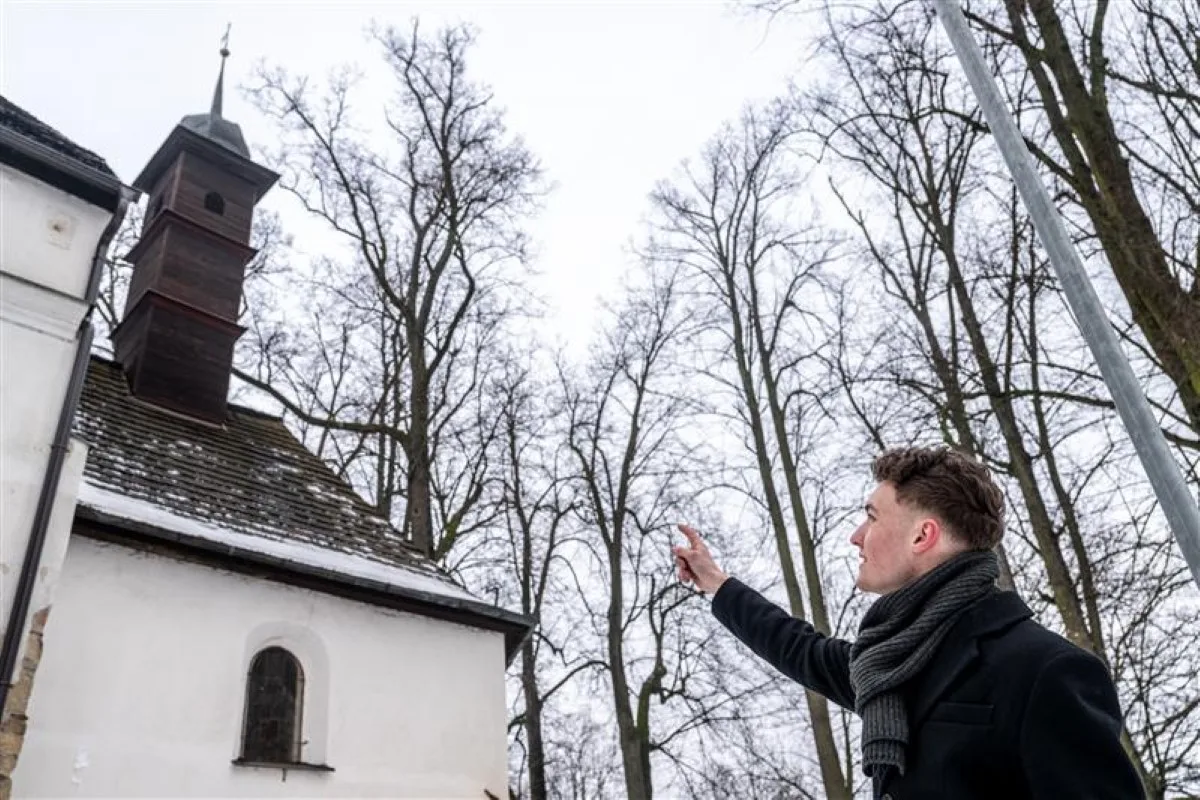 Zvonička nejstaršího jihlavského kostelíka je velmi malá ukazuje Vojtěch Blažek. Foto: Poskytlo město Jihlava
