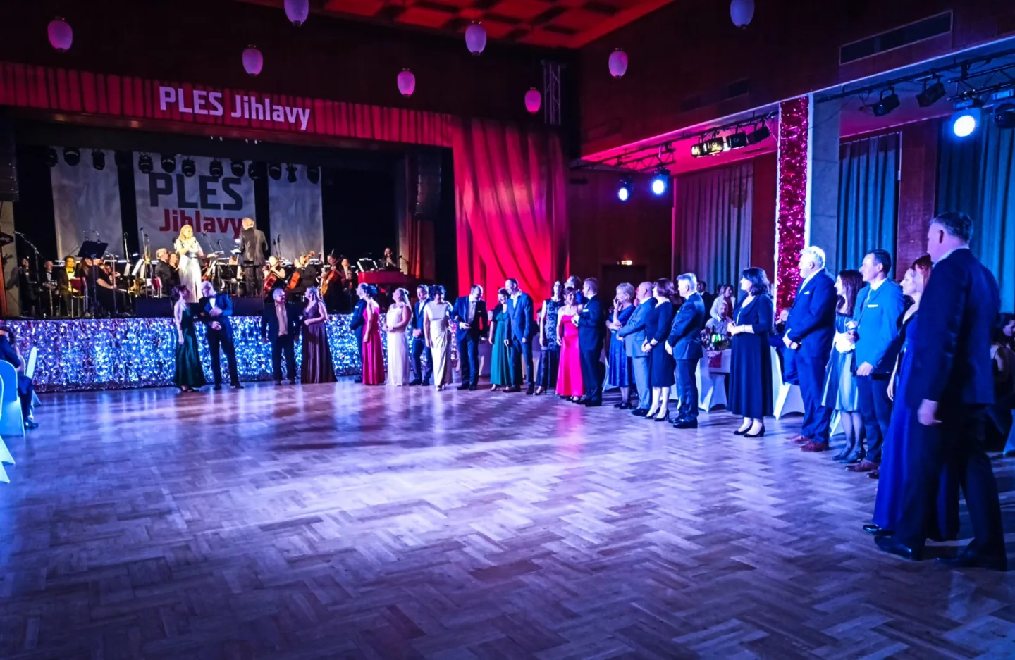 Večerem provázela moderátorka Lucie Borhyová