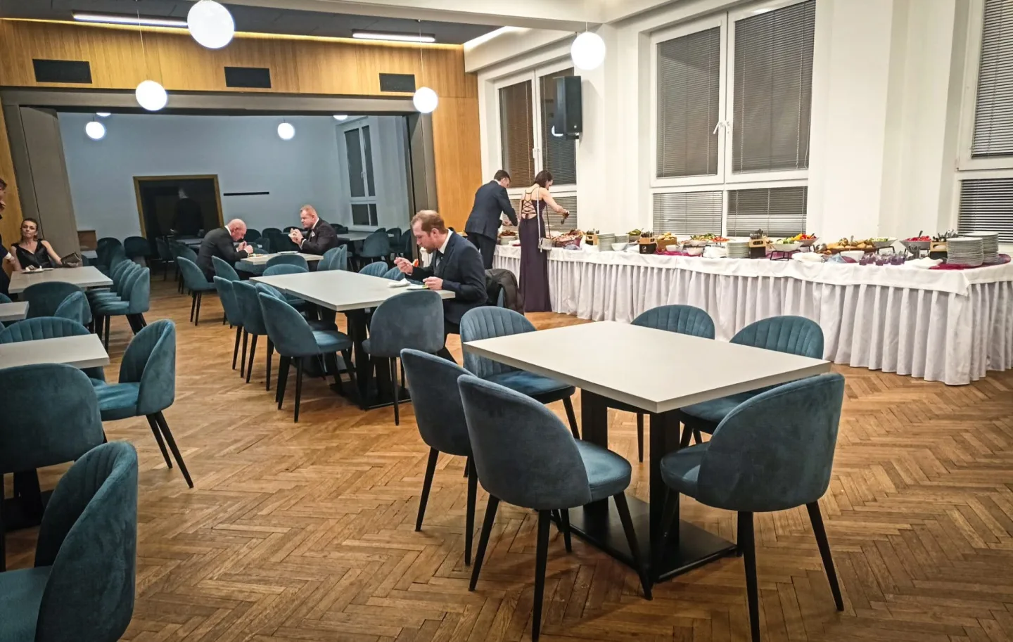Součástí plesu byl i bohatý raut -Přízemí Restaurace Brazilka