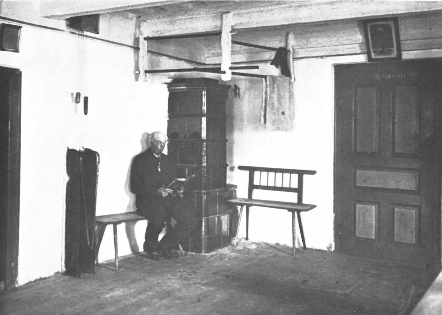 Historická fotografie představuje pravděpodobně pánský pokojík domu snad přímo v Jihlavě s malými kachlovými kamny