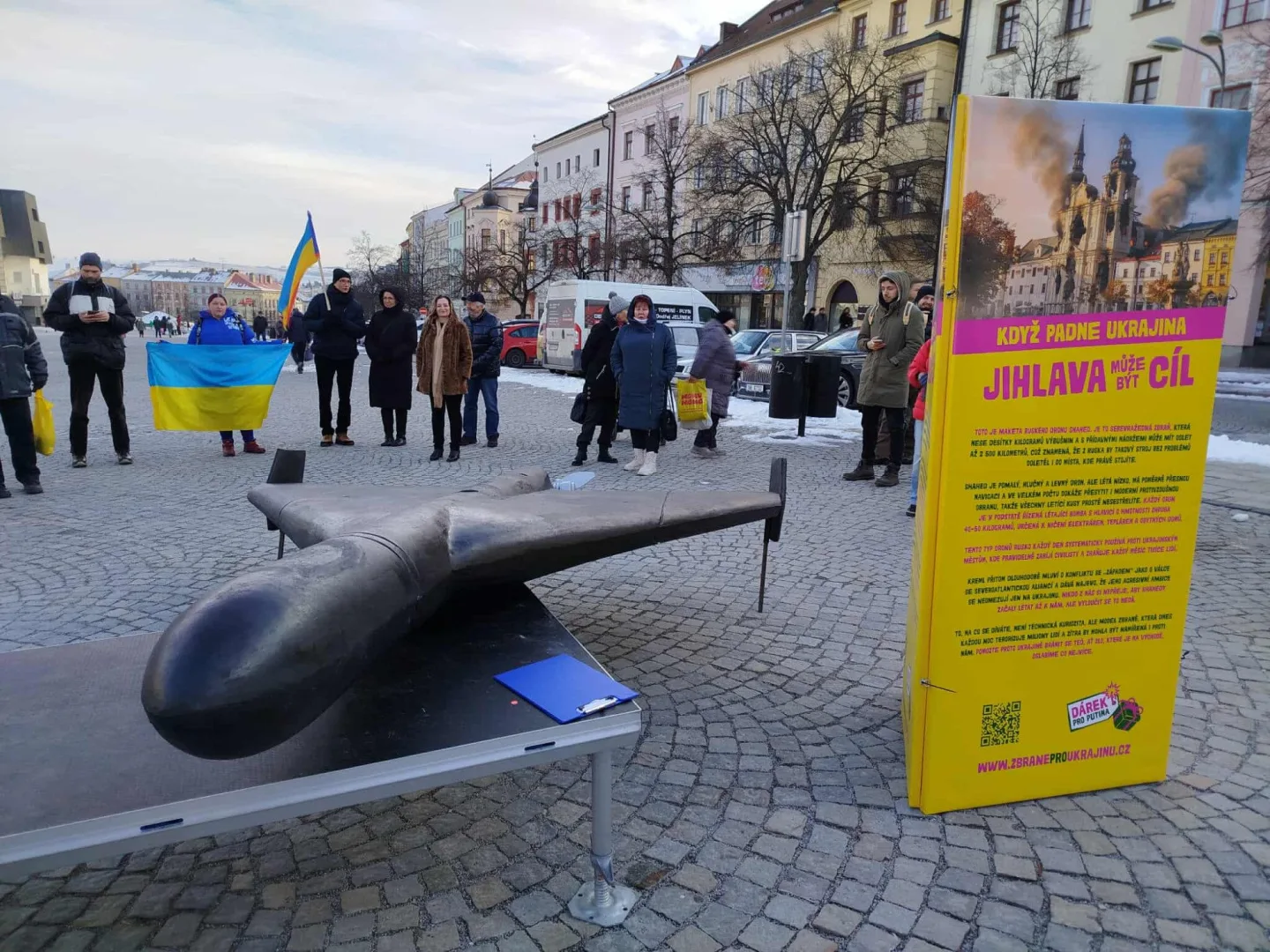 Šrot, propaganda, nebo varování? Maketa ruského dronu rozdělila Jihlavu