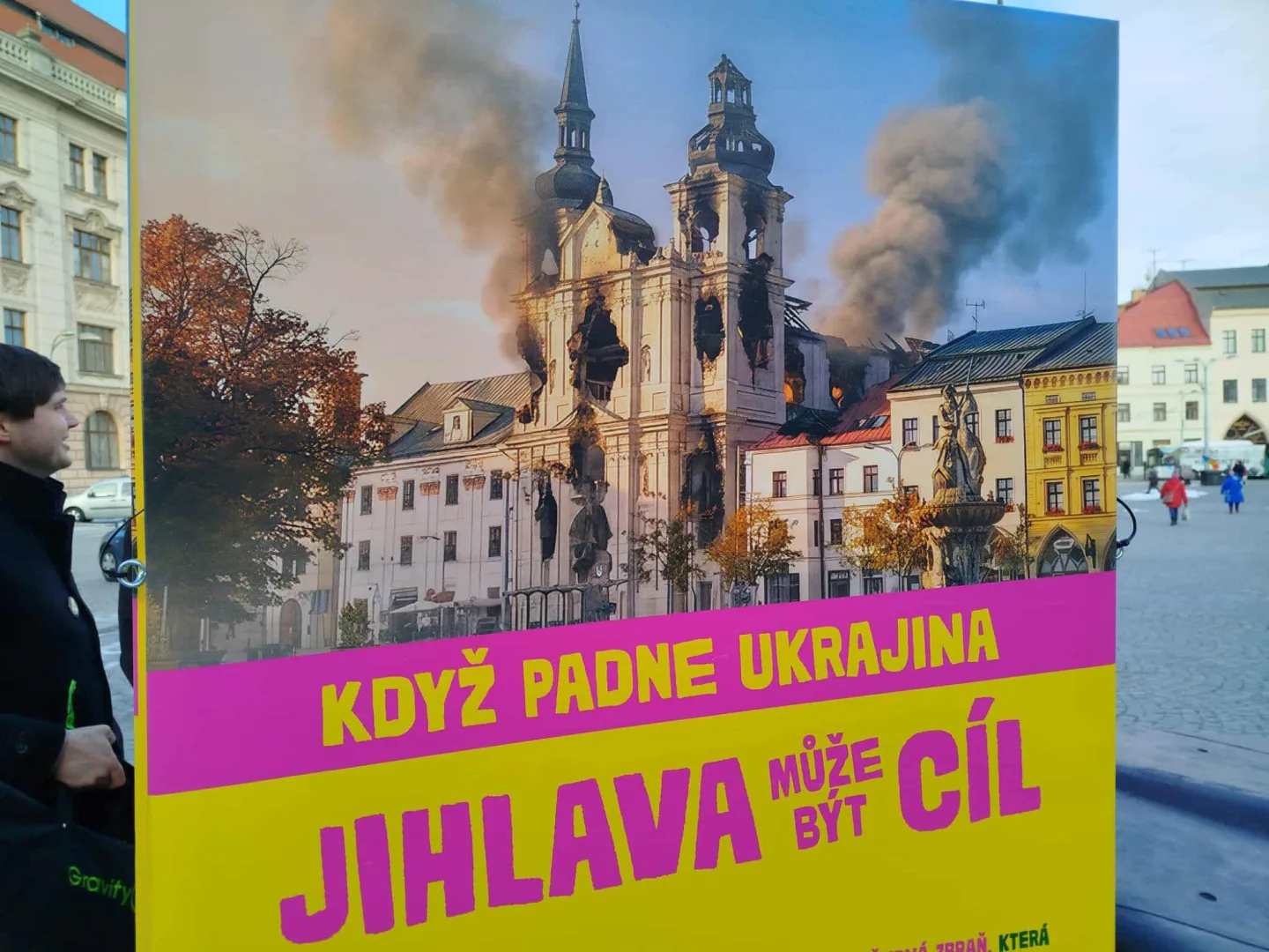 Šrot, propaganda, nebo varování? Maketa ruského dronu rozdělila Jihlavu