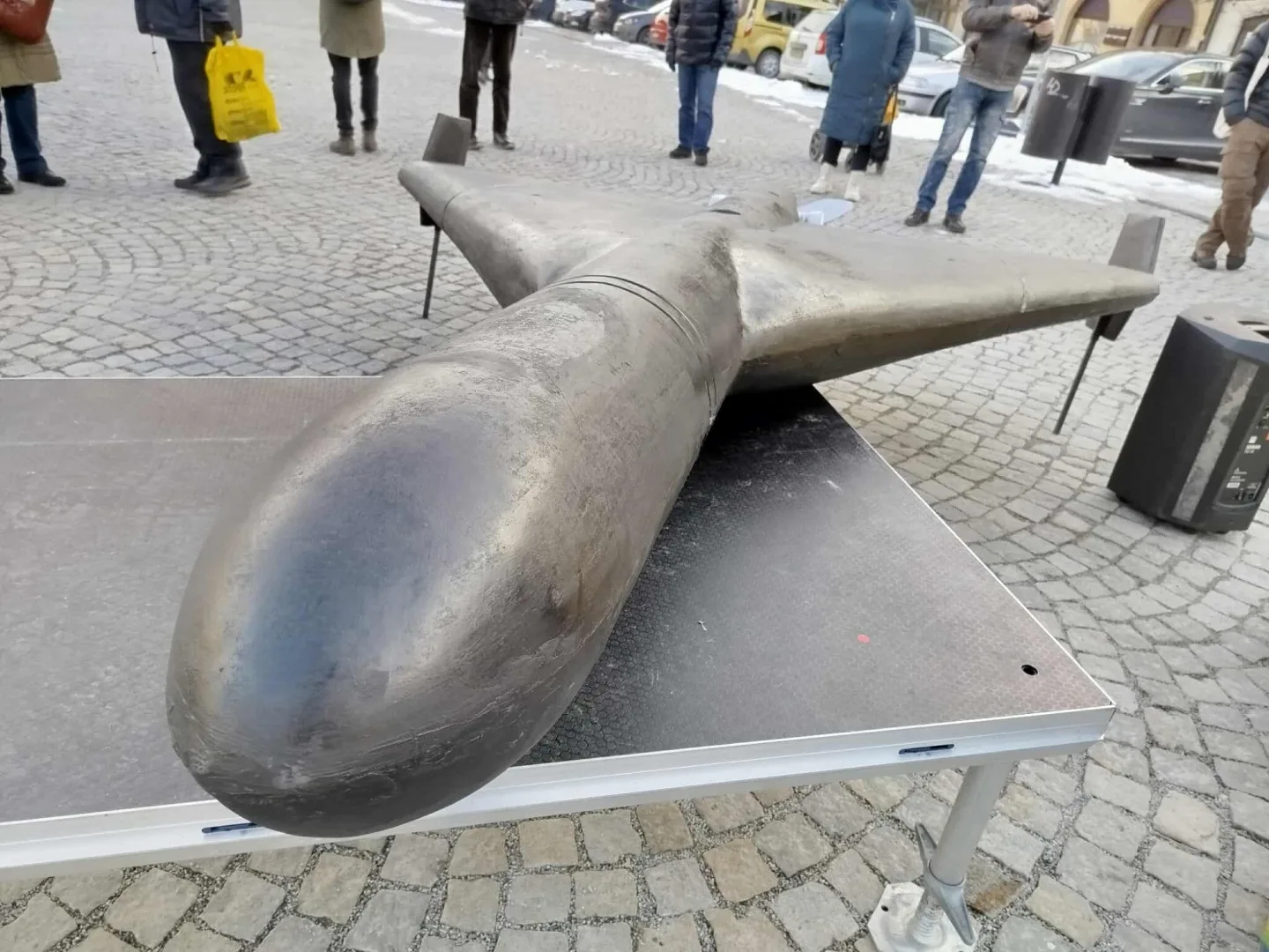 Šrot, propaganda, nebo varování? Maketa ruského dronu rozdělila Jihlavu
