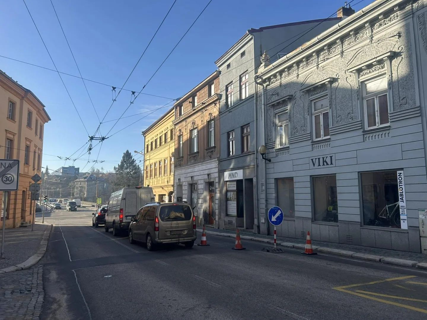 FOTO: Dopravní omezení v centru Jihlavy: Dělníci opravují propad vozovky u náměstí