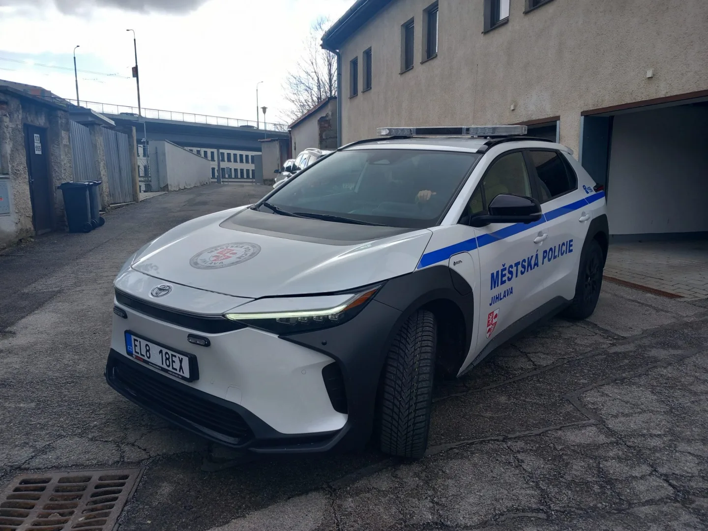FOTO + VIDEO: Jihlavští strážníci mají první elektromobil. Doma bude na Horním Kosově