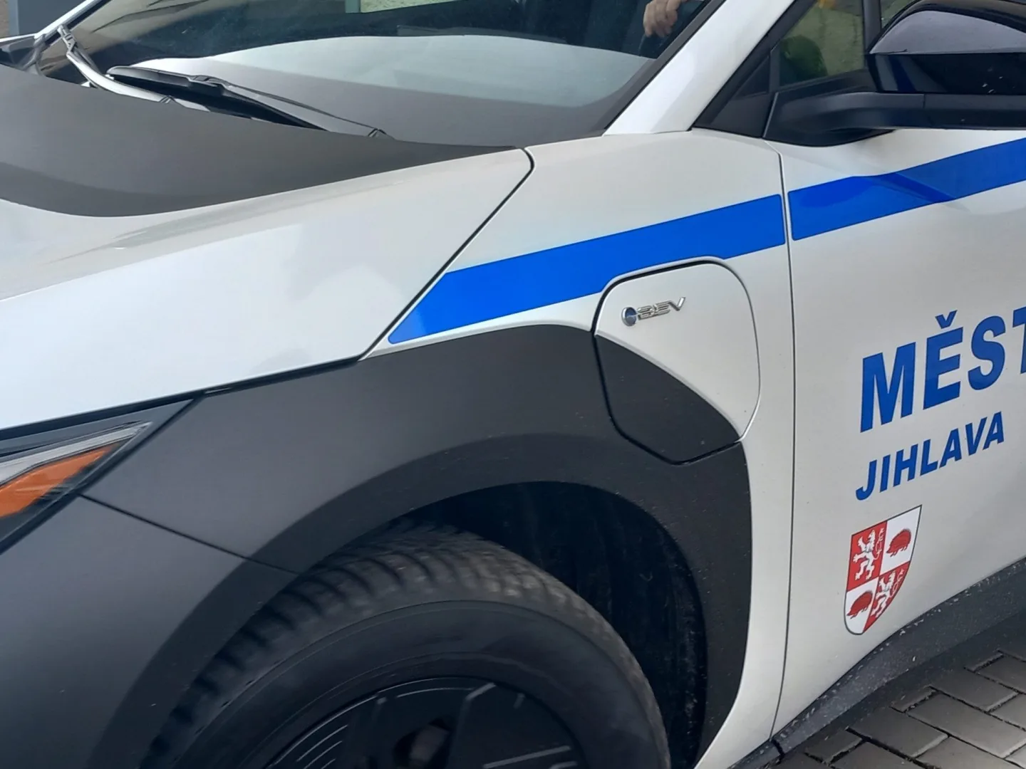 FOTO + VIDEO: Jihlavští strážníci mají první elektromobil. Doma bude na Horním Kosově