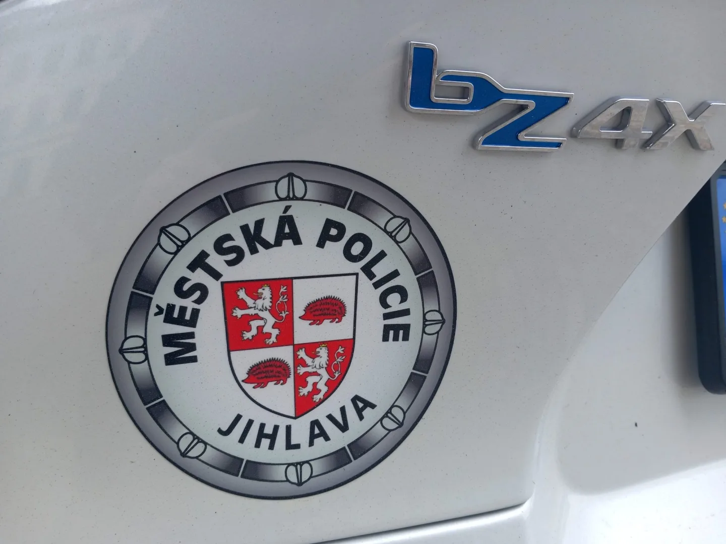 FOTO + VIDEO: Jihlavští strážníci mají první elektromobil. Doma bude na Horním Kosově