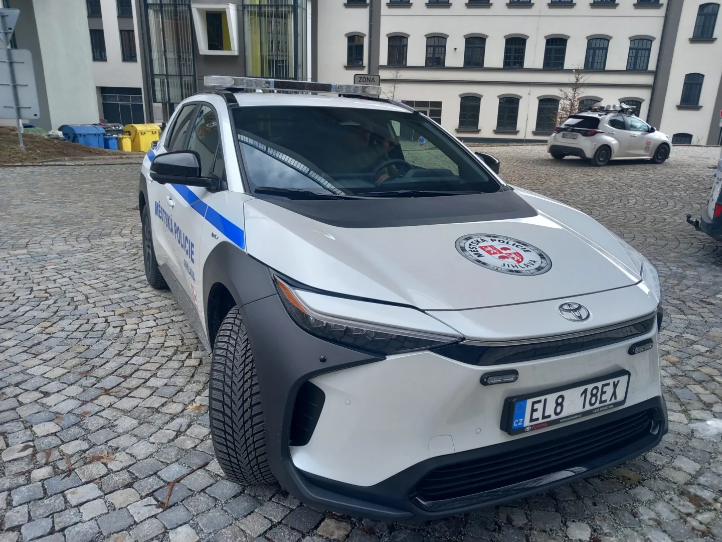 FOTO + VIDEO: Jihlavští strážníci mají první elektromobil. Doma bude na Horním Kosově