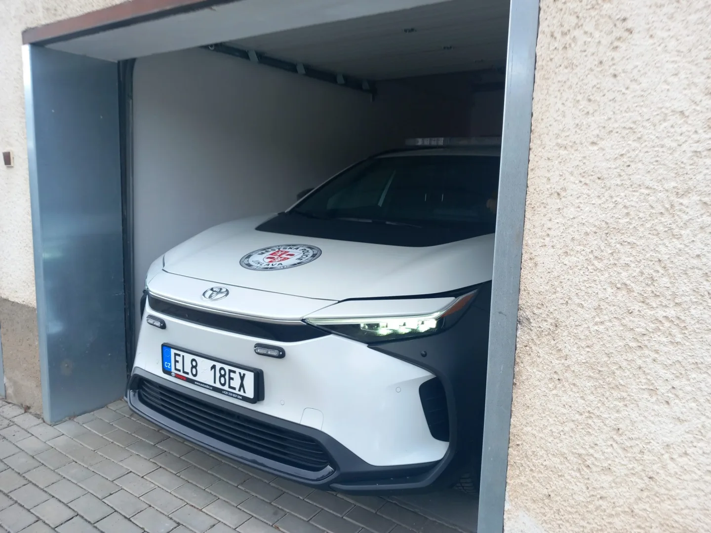 FOTO + VIDEO: Jihlavští strážníci mají první elektromobil. Doma bude na Horním Kosově