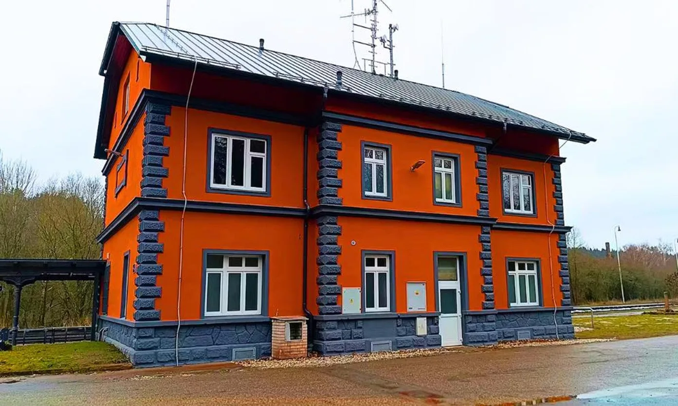 Kritizované oranžové nádraží v Pacově projde úpravami. Správa železnic uznala chybu. Foto: Poskytla Správa železnic