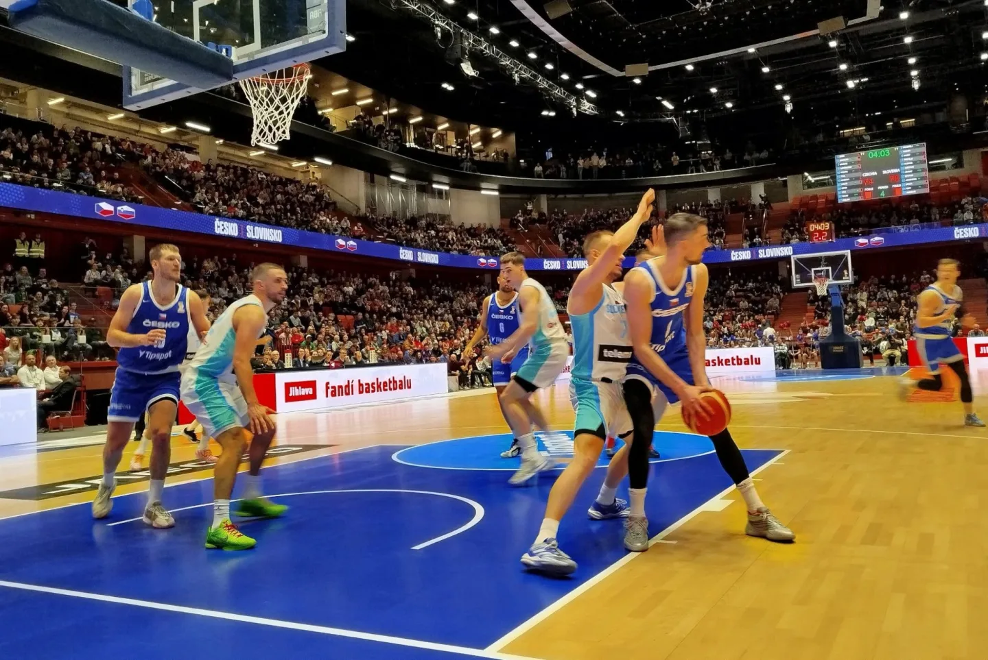 Živě z arény: Češi vedou nad Slovinskem po prvním poločasu 54:36