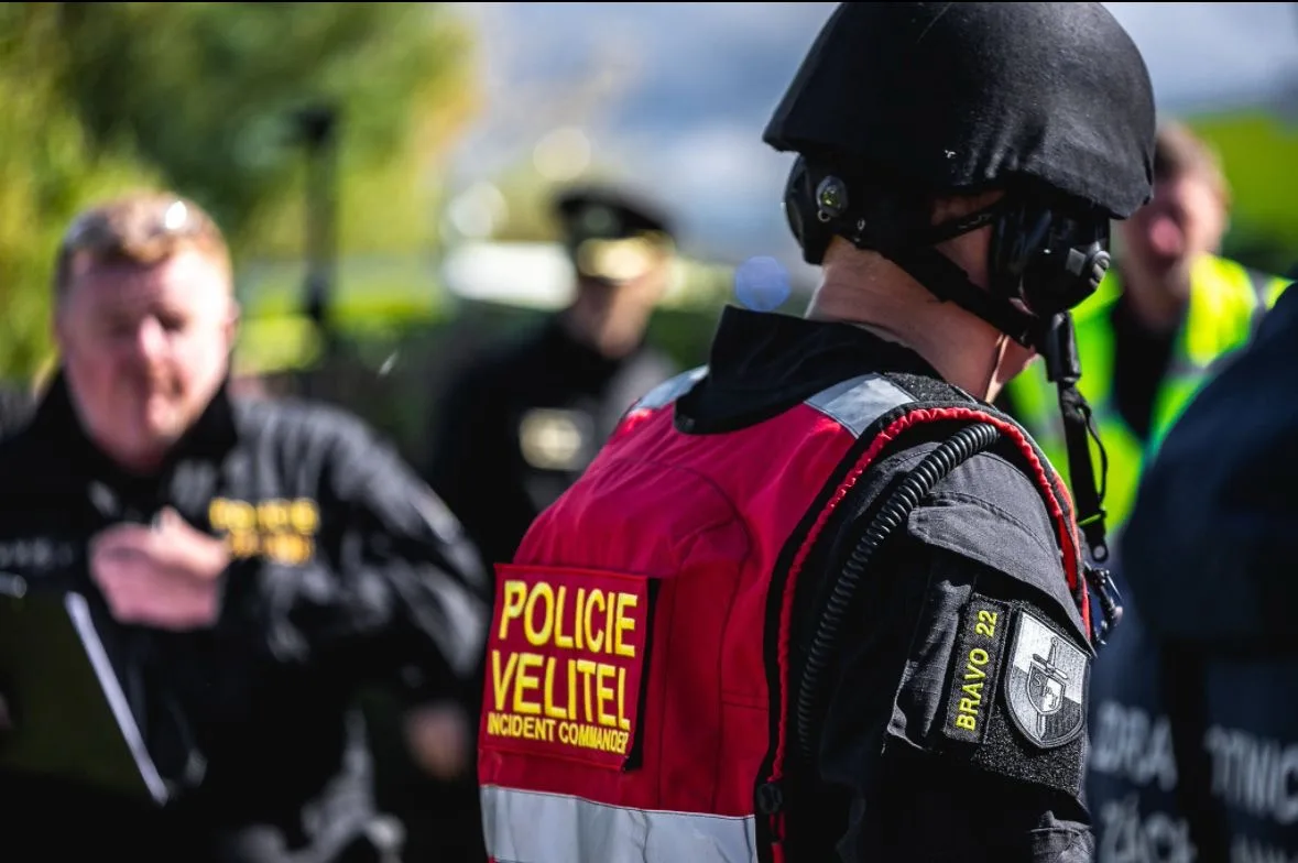 FOTO: Výhrůžky, požáry i hromadné rvačky. Velitelé policie budou řídit krizové zásahy