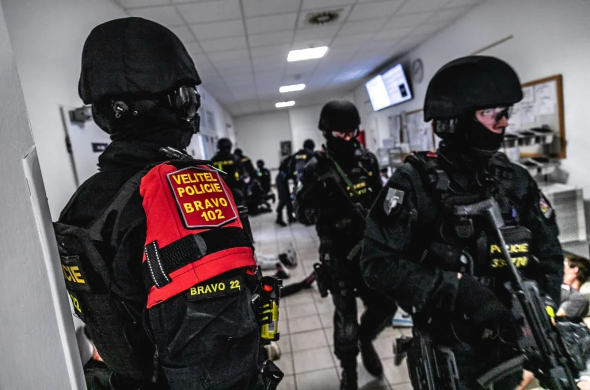 FOTO: Výhrůžky, požáry i hromadné rvačky. Velitelé policie budou řídit krizové zásahy