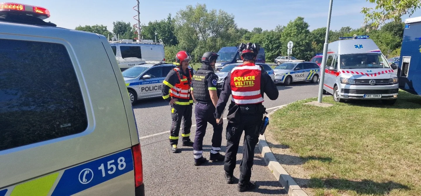 FOTO: Výhrůžky, požáry i hromadné rvačky. Velitelé policie budou řídit krizové zásahy