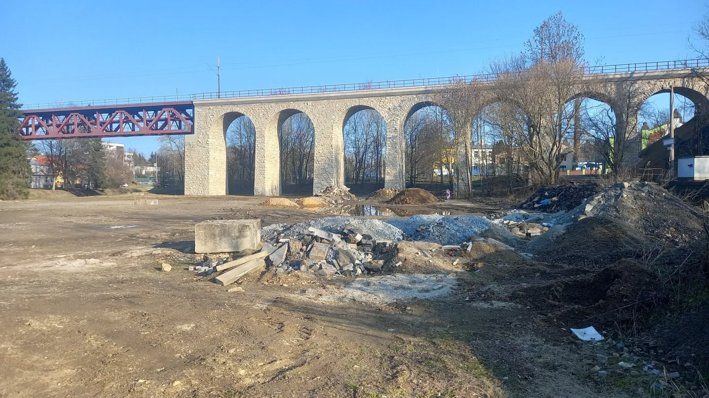 Parkování v Jihlavě XXVIII: U železničního viaduktu vznikne velké parkoviště P+R