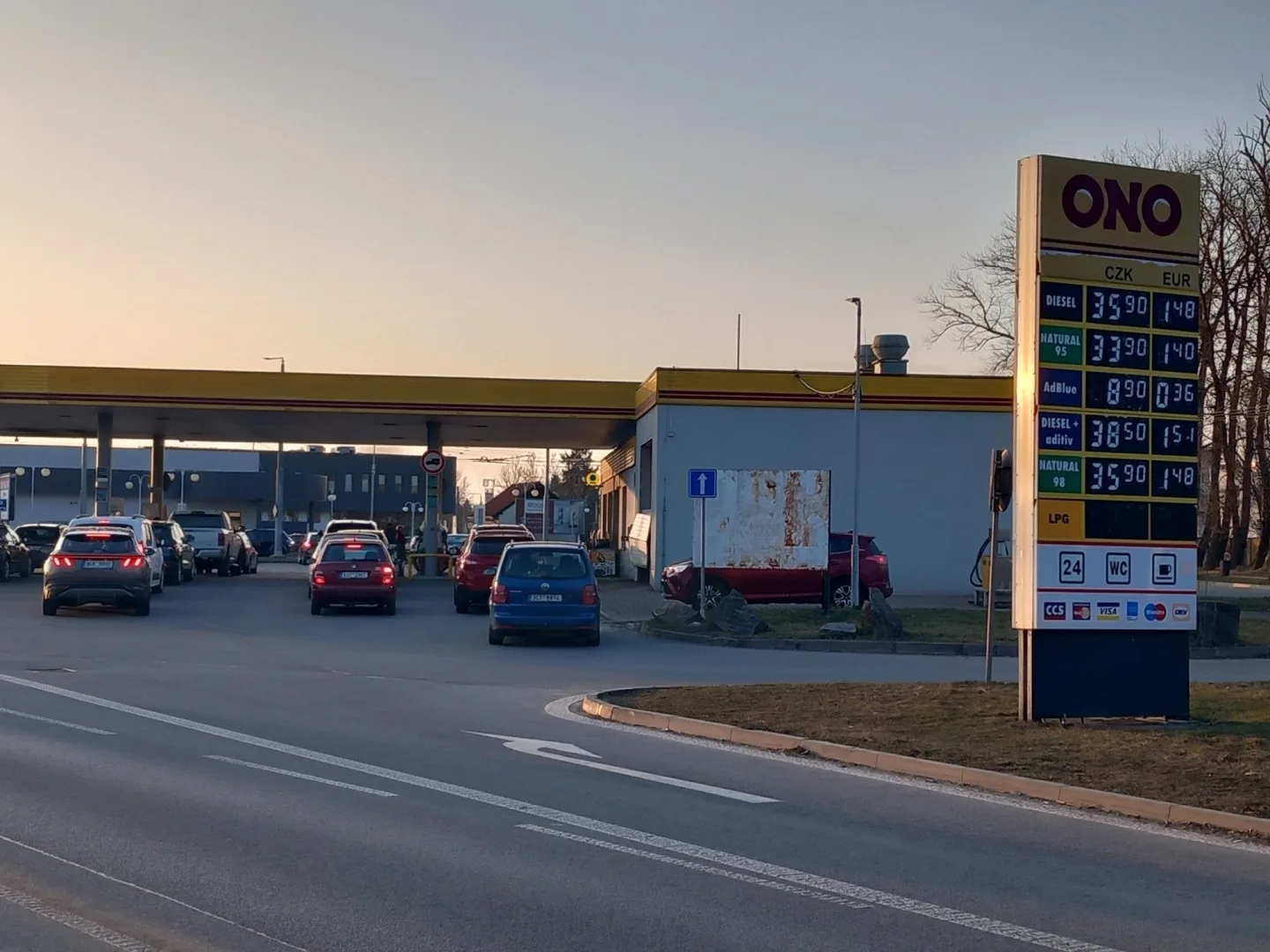 FOTO: V Jihlavě už řidiči nekoupí litr nafty pod 35 korun, stoupají i ceny benzínu