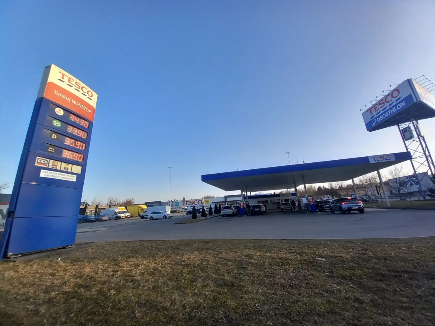 FOTO: V Jihlavě už řidiči nekoupí litr nafty pod 35 korun, stoupají i ceny benzínu
