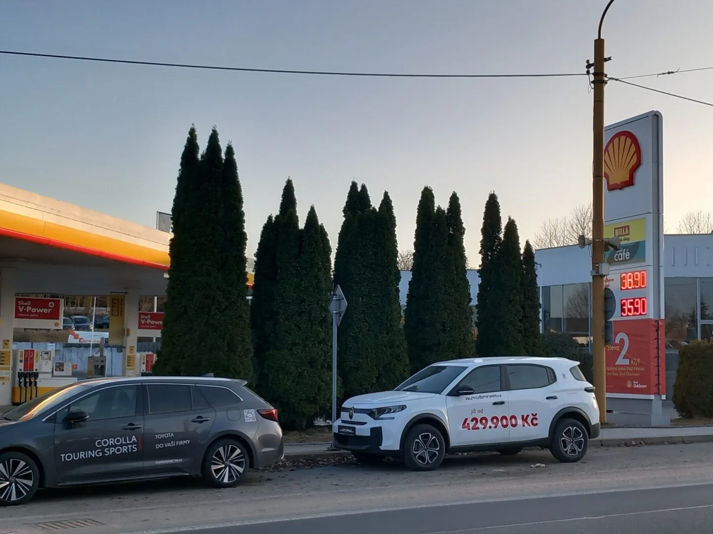 FOTO: V Jihlavě už řidiči nekoupí litr nafty pod 35 korun, stoupají i ceny benzínu