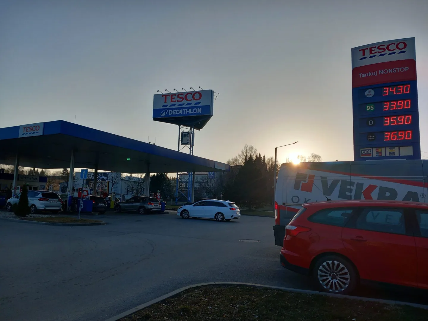 FOTO: V Jihlavě už řidiči nekoupí litr nafty pod 35 korun, stoupají i ceny benzínu