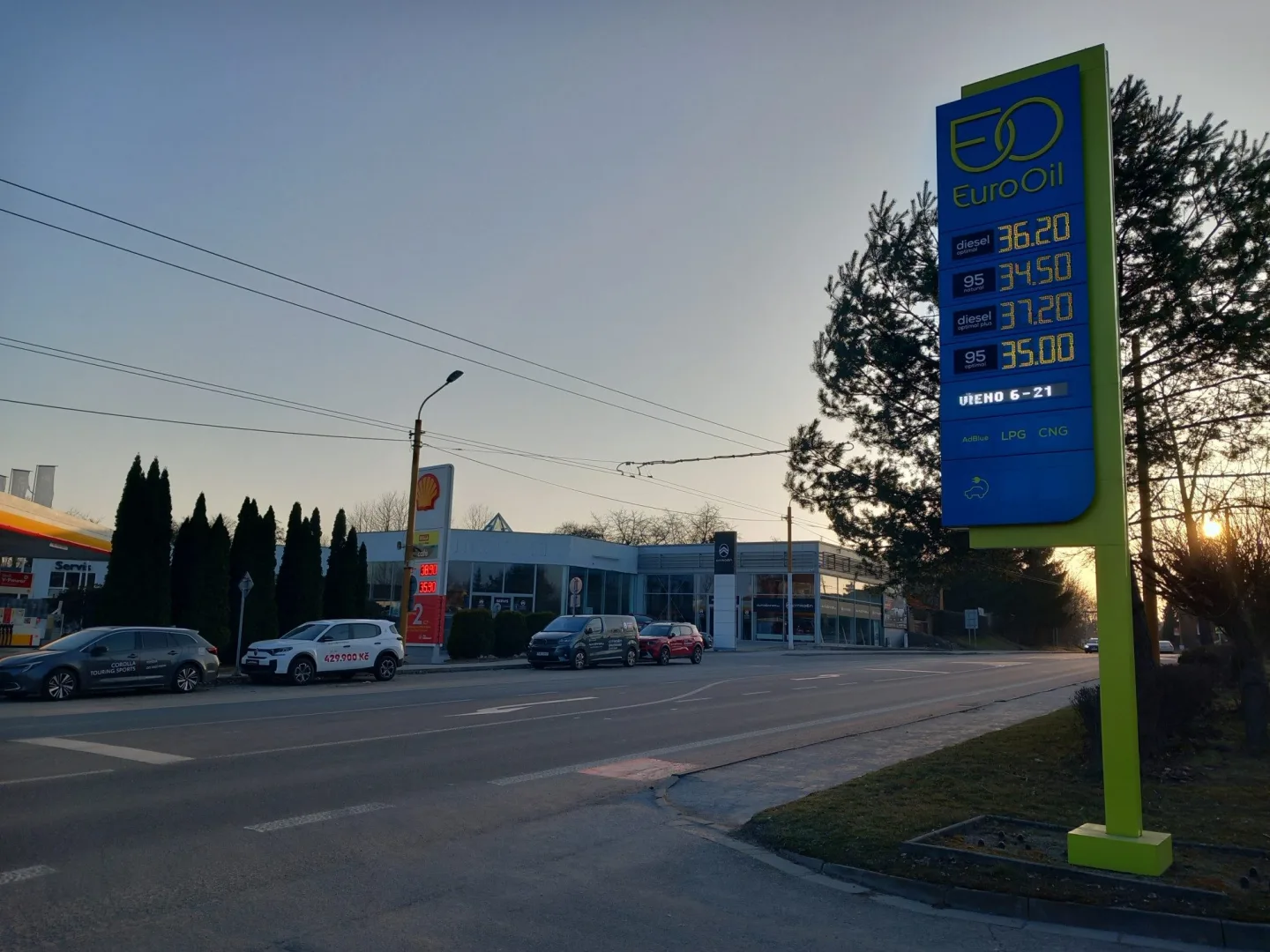 FOTO: V Jihlavě už řidiči nekoupí litr nafty pod 35 korun, stoupají i ceny benzínu