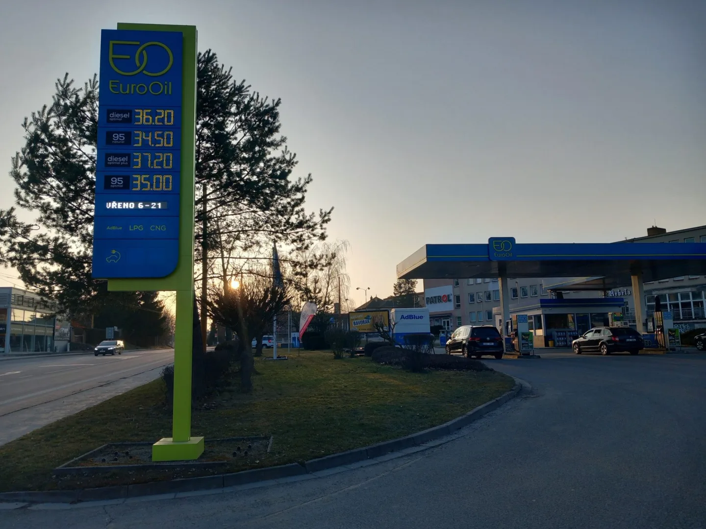 FOTO: V Jihlavě už řidiči nekoupí litr nafty pod 35 korun, stoupají i ceny benzínu