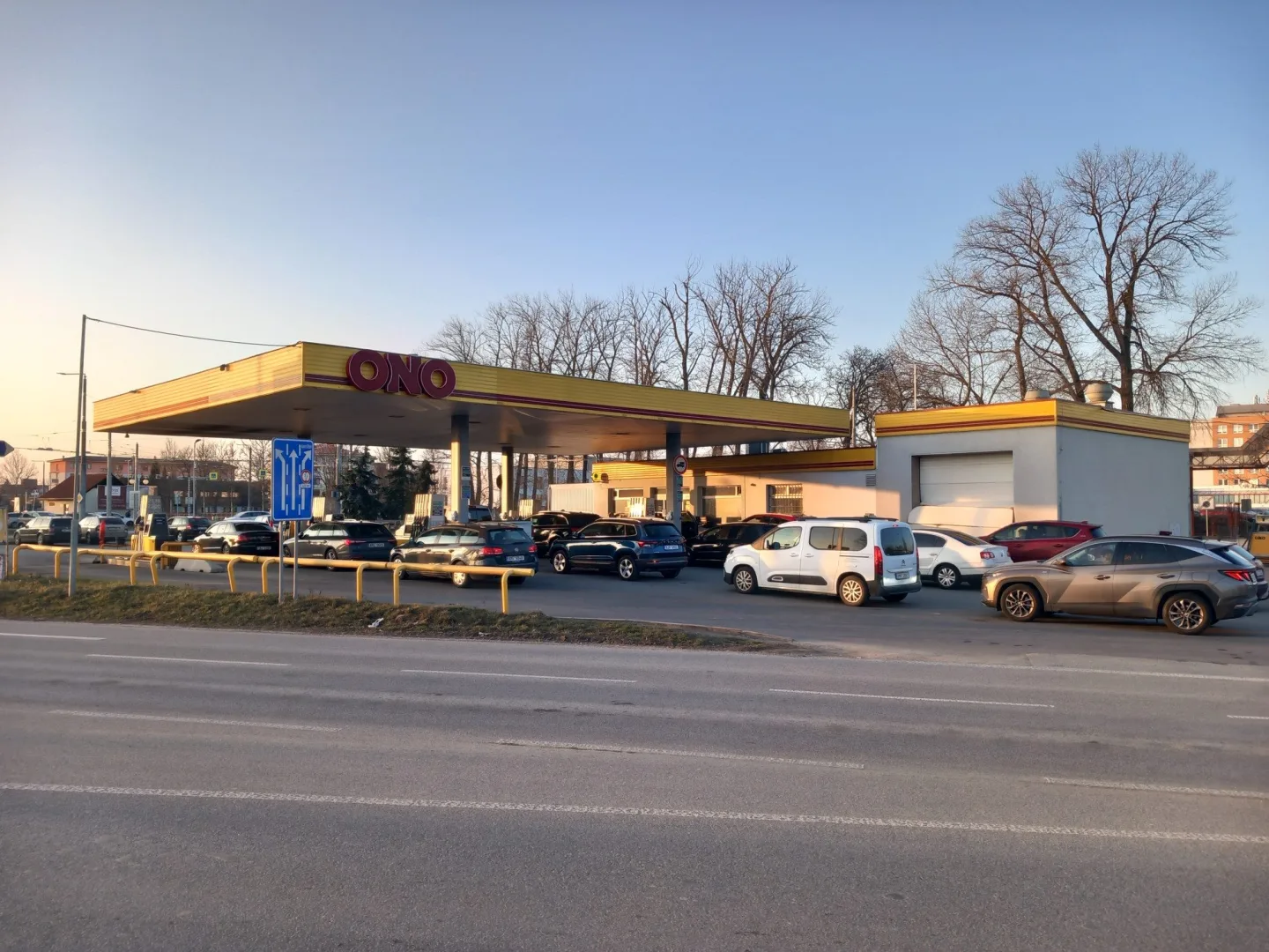 FOTO: V Jihlavě už řidiči nekoupí litr nafty pod 35 korun, stoupají i ceny benzínu