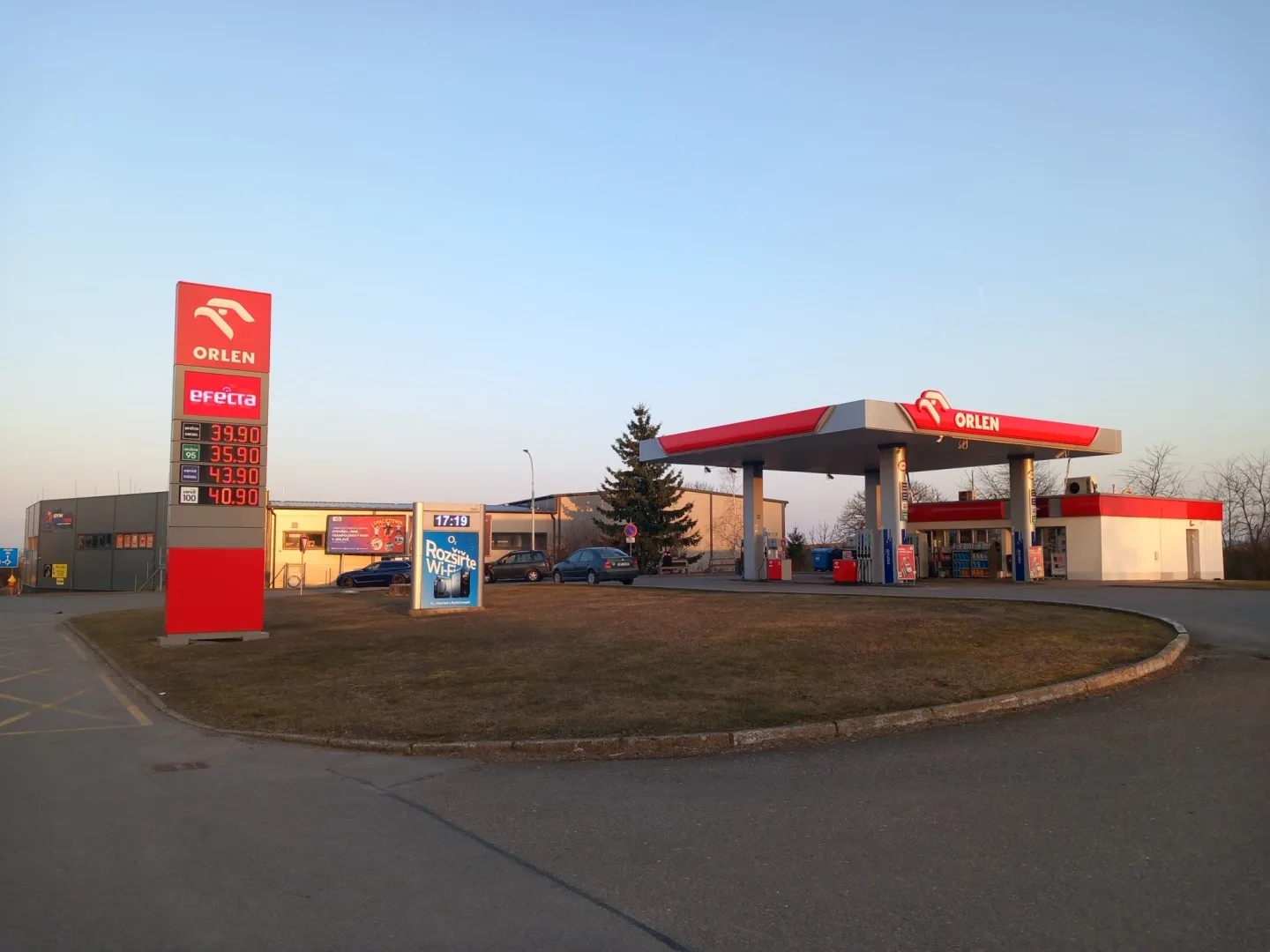 FOTO: V Jihlavě už řidiči nekoupí litr nafty pod 35 korun, stoupají i ceny benzínu