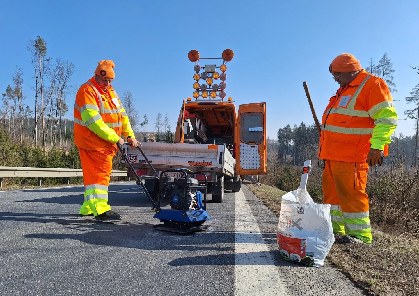 Díry na cestách? Rychlá rota se pustila do oprav výtluků na silnicích první třídy. Foto: Se svolením ŘSD