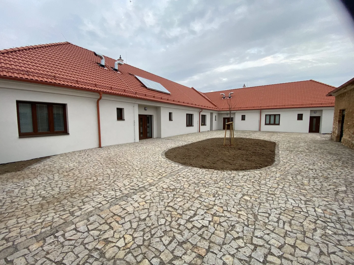 Z chátrající fary je nový domov. V Myslibořicích na Třebíčsku pomůže až 17 lidem