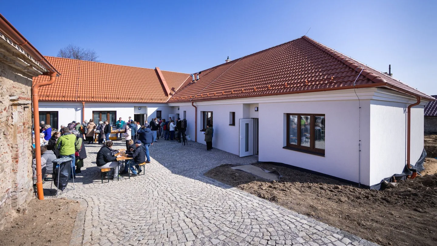 Slavnostní požehnání a otevření nového farního domu sv. Anežky v Myslibořicích. Foto: Lukáš Malotín - Člověk a víra