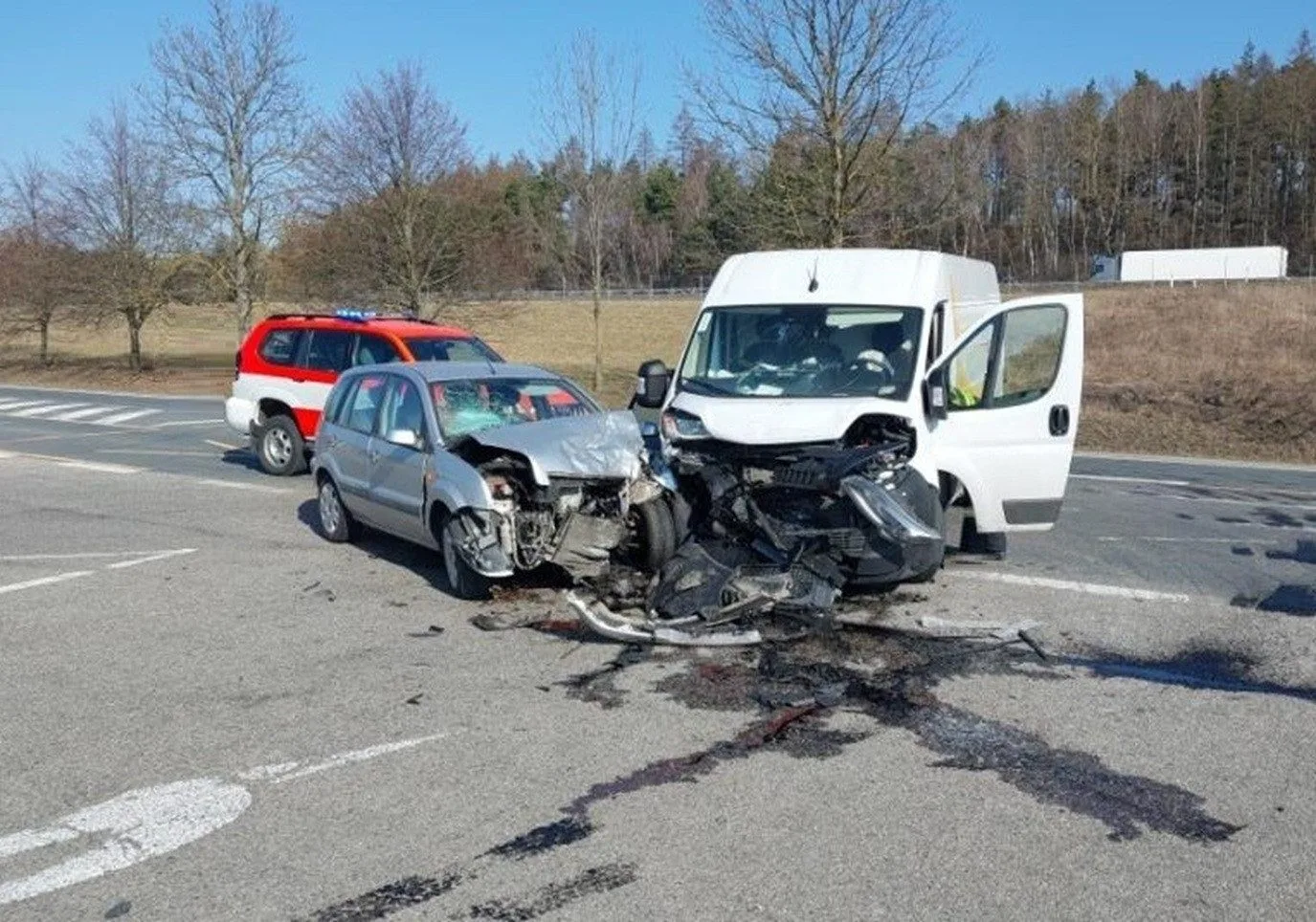 Řidič nezvládl nájezd na dálnici, cestující v protijedoucím autě se vážně zranili. Foto: Policie ČR