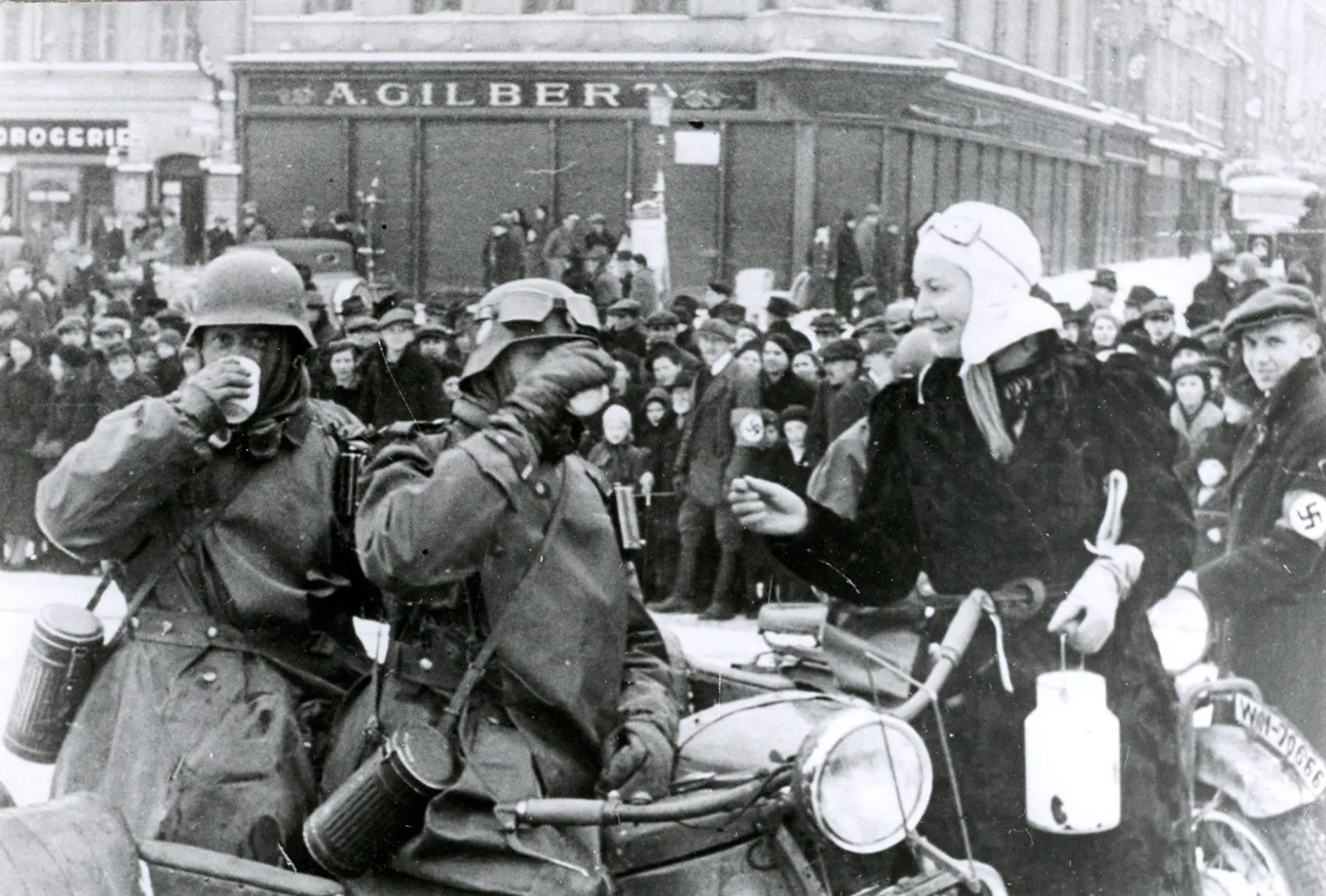 Jihlavské náměstí dopoledne 15. března 1939. Žena přinesla německým vojákům něco pro zahřátí.