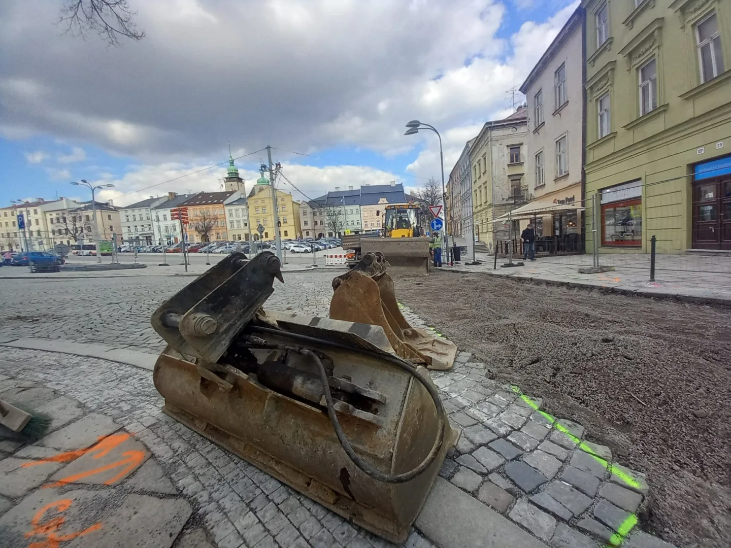 Uzavírka na jihlavském náměstí: Dělníci rozebírají dlažební kostky ve spodní části