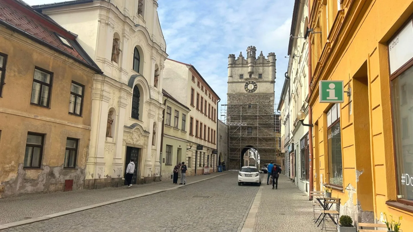 Na dominantě Jihlavy roste lešení. Opravy Brány Matky Boží tak brzy začnou