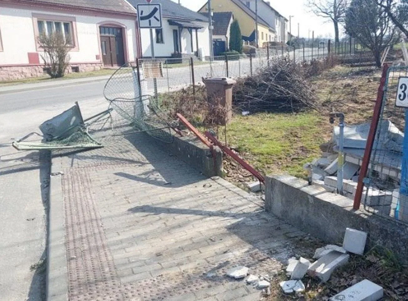 Řidič nákladního auta v Batelově vyjel na chodník, porazil plot a plynovou přípojku. Foto: Policie ČR