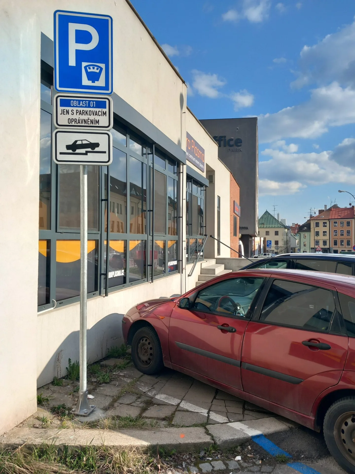 Parkování v Jihlavě XXX: Za Snahou je pořád místa dost, je potřeba sledovat značky