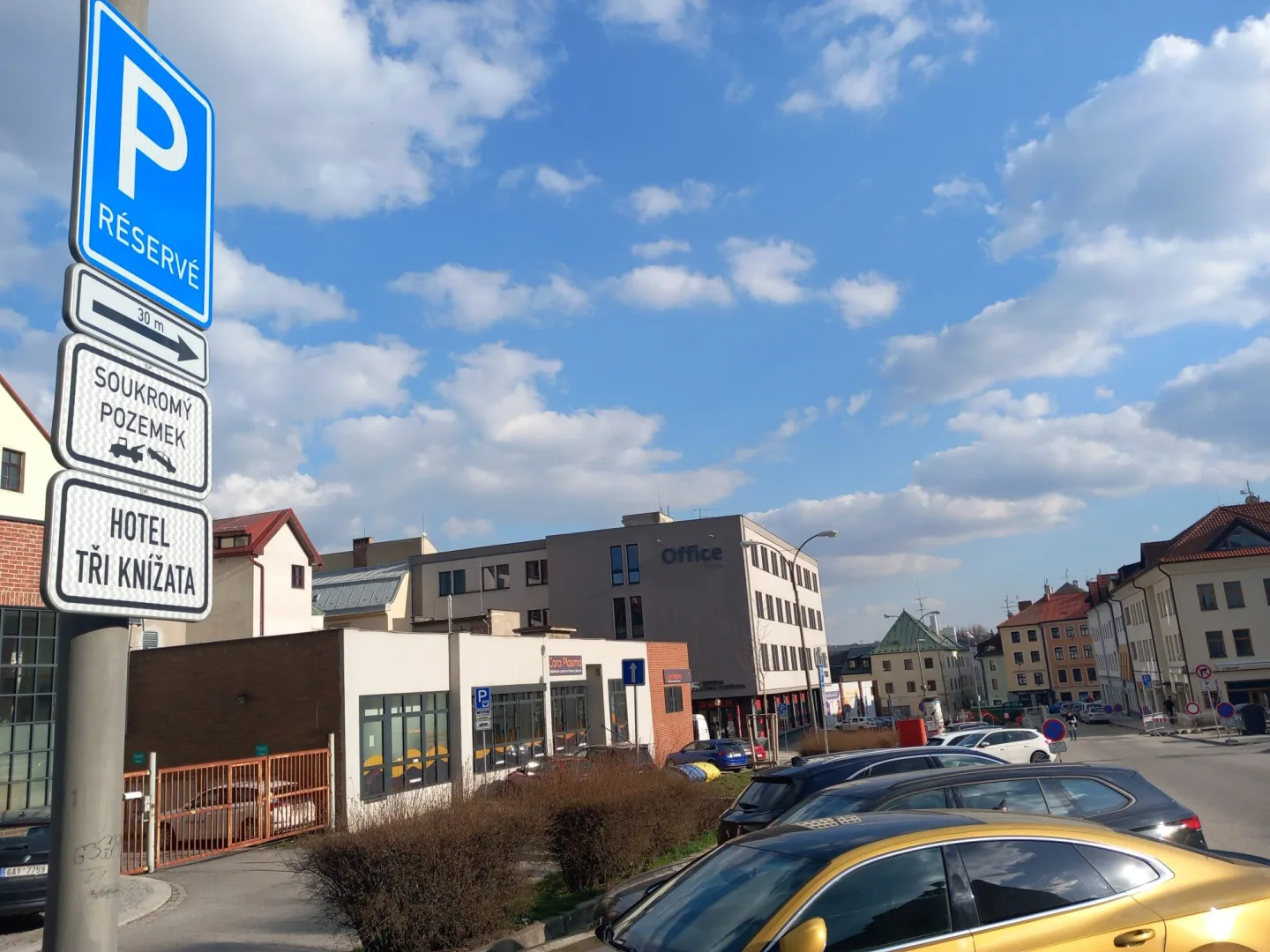 Parkování v Jihlavě XXX: Za Snahou je pořád místa dost, je potřeba sledovat značky