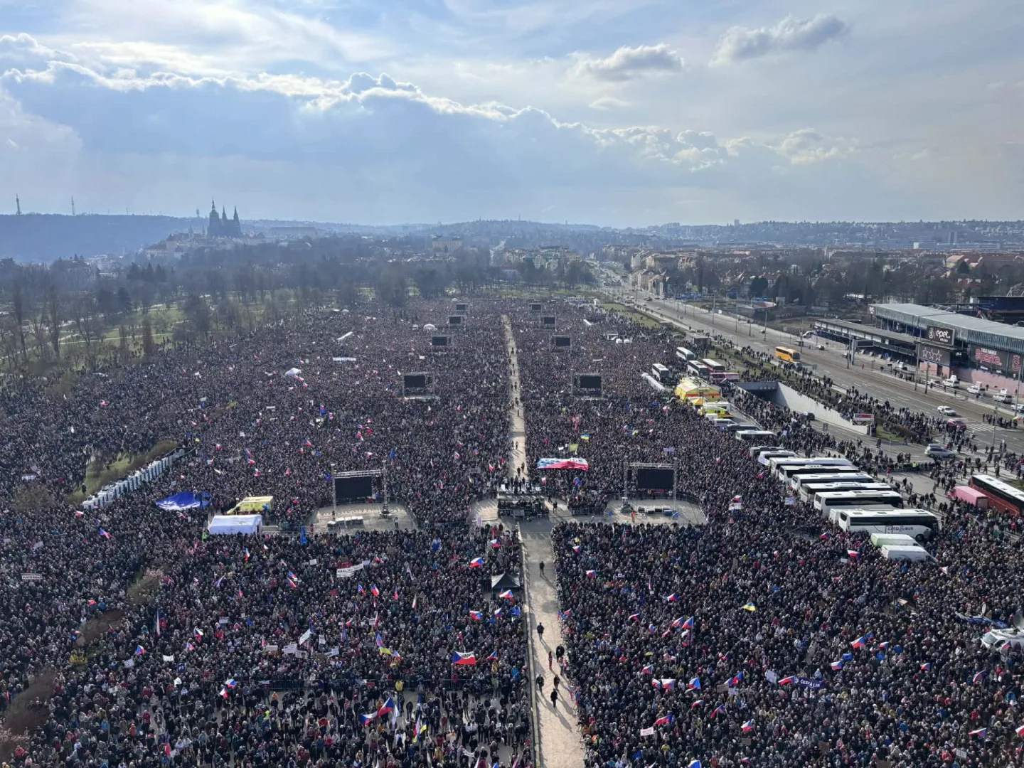 Protivládní demonstrace Milionu chvilek zaplnila Letnou, dorazily desítky tisíc lidí