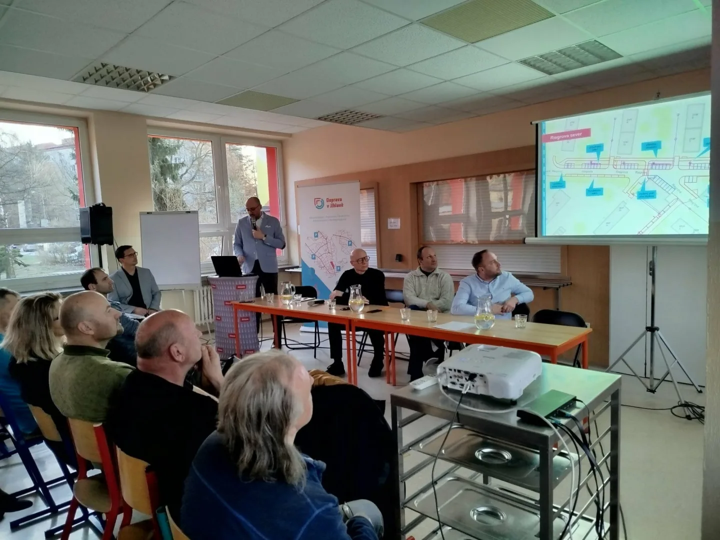 Modré čáry míří i na Bedřichov. Veřejná beseda však byla tentokrát v klidu