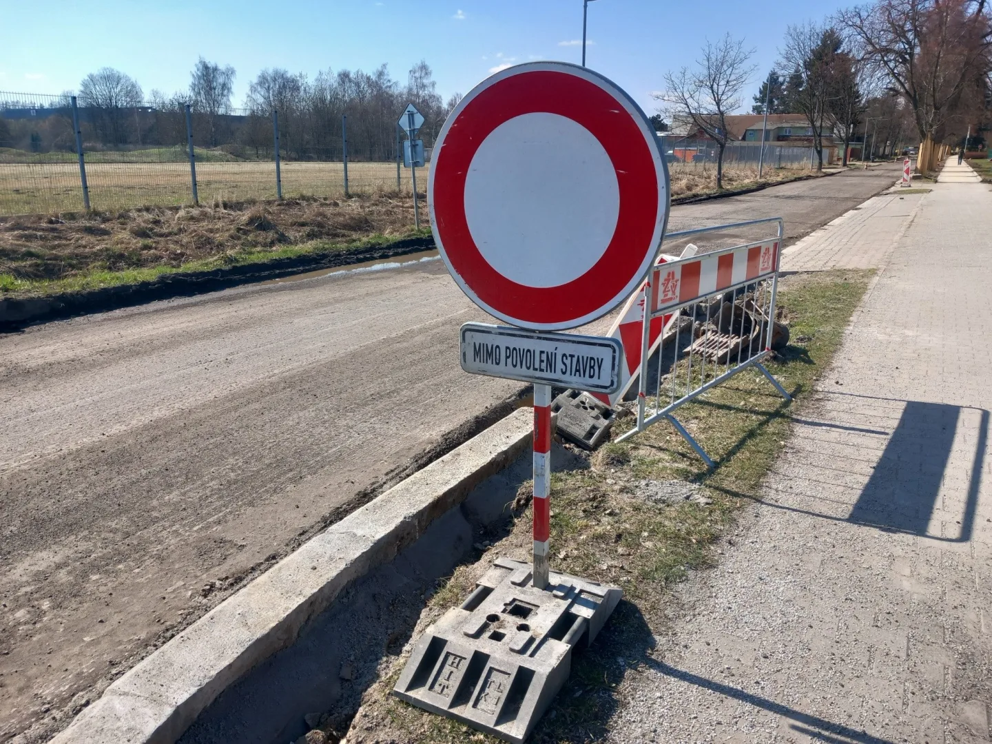 FOTO: Rantířovská ulice je opět rozkopaná. Velký problém to je i pro jihlavskou prádelnu
