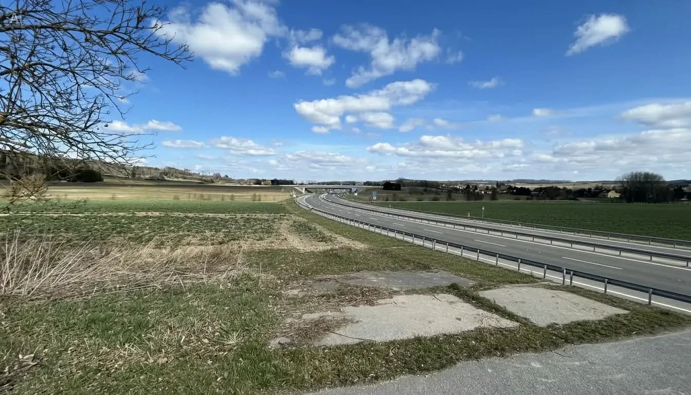 Vizualizace, jak by dálnice D20 v krajině u Dolní Cerekve vypadala (redakčně upraveno).