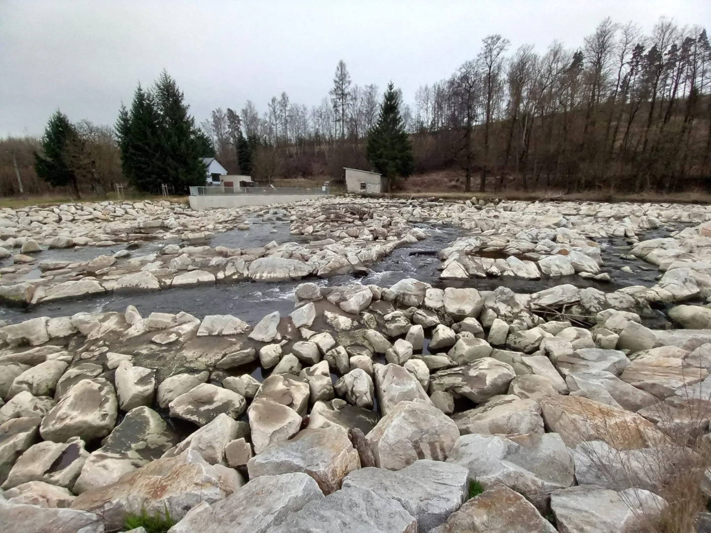 VIDEO, FOTO: Unikátní skluz pro ryby zabodoval: jez u Luk nad Jihlavou je stavbou roku